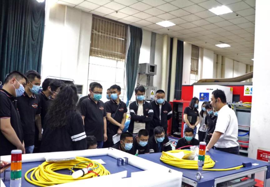 雙成激光李總帶領員工參觀考察武漢銳科(圖2)