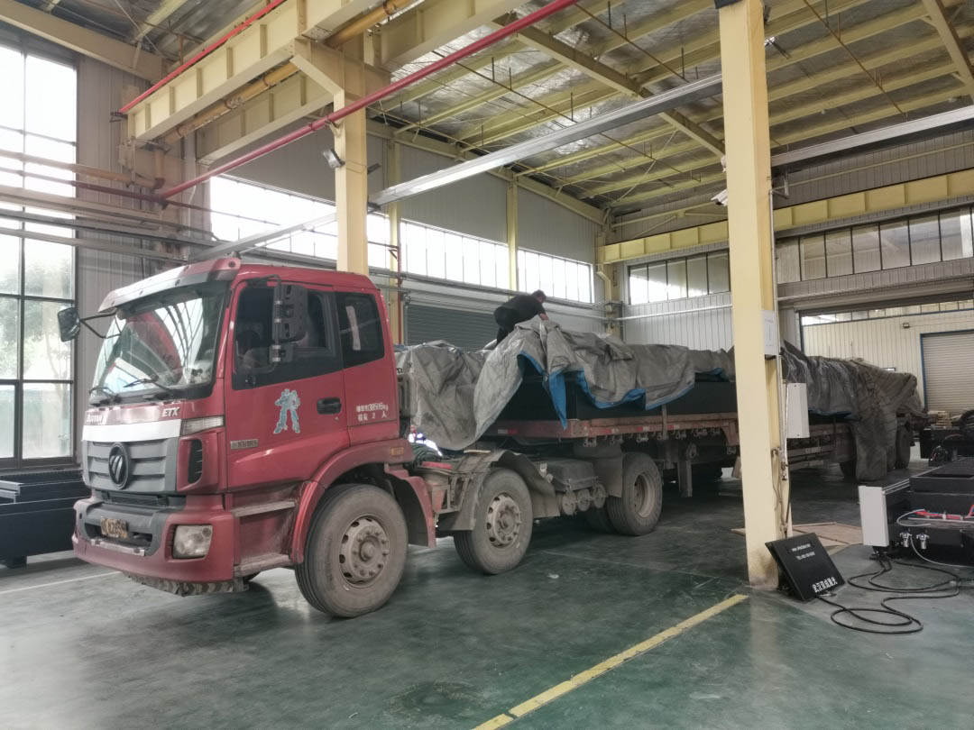 雙成激光新型地軌式激光切割機SC-FBD-12000W震撼來襲！來看看地軌式設計的特點吧！(圖2)